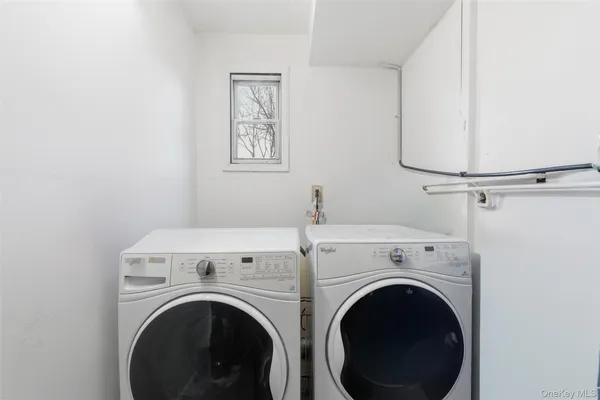 a view of entryway with washer and dryer