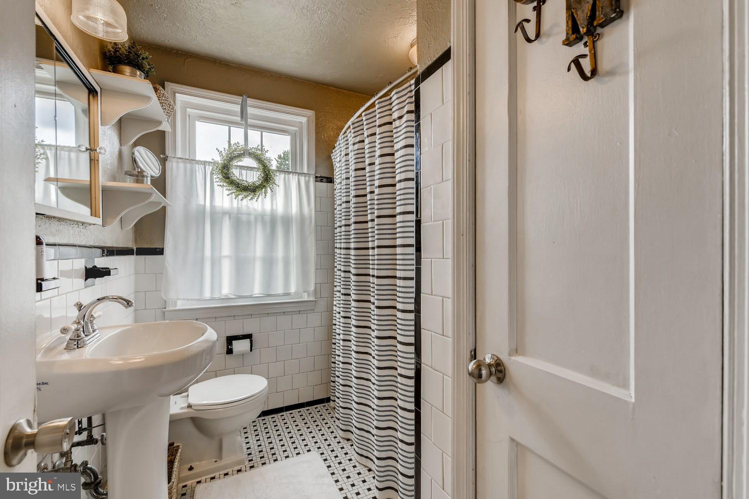 205 Brandon Road Baltimore, MD 21212 - Photo 22 of 36 Well maintained classic Rodgers Forge tile!