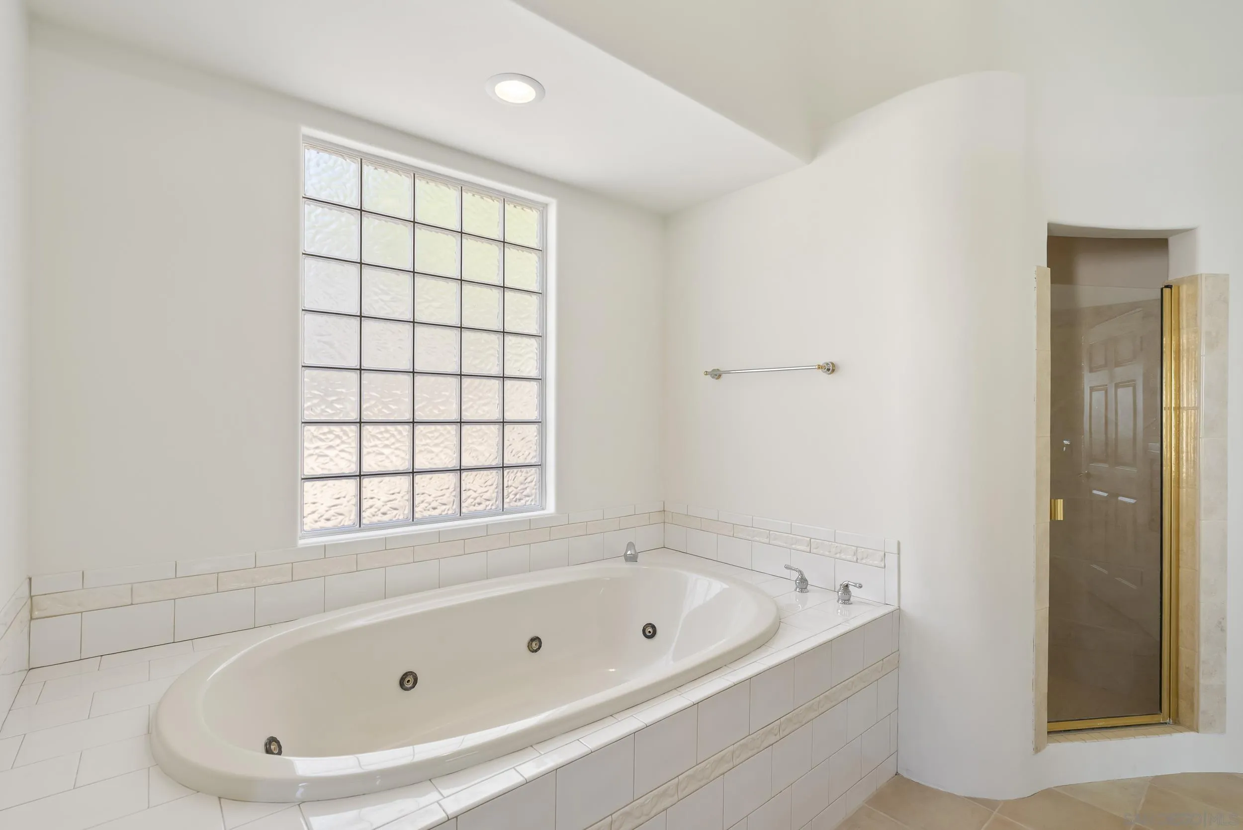 28328 Kettering Lane Escondido, CA 92026 - Photo 20 of 47 a bathroom with a bathtub and shower