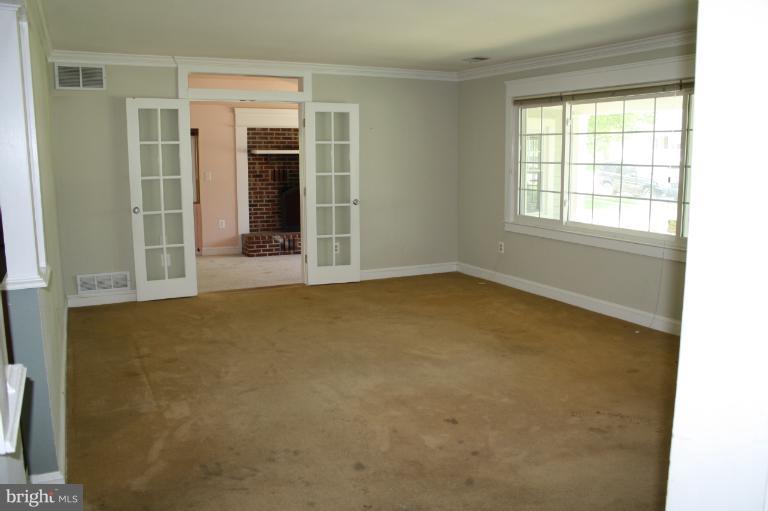 5403 Dunsmore Road Alexandria, VA 22315 - Photo 12 of 27 Living Room
