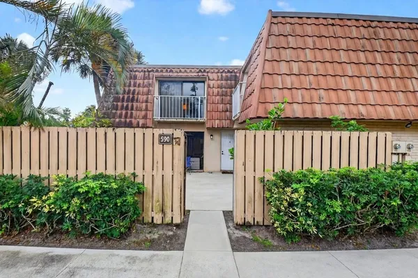 $2,300 | 590 Green Springs Place, West Palm Beach, FL 33409
