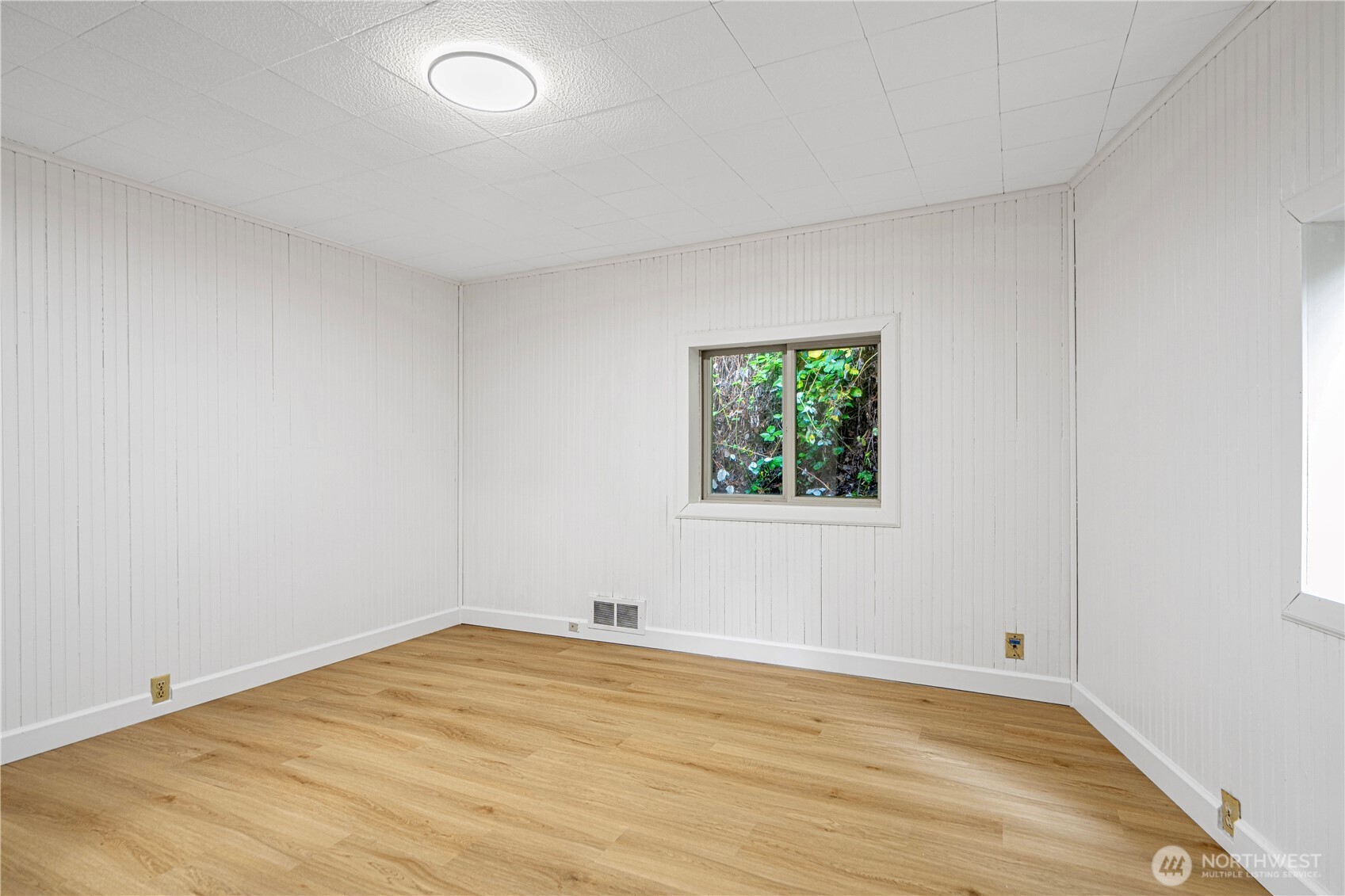22504 Dorre Don Way Southeast Maple Valley, WA 98038 - Photo 14 of 21 an empty room with a window