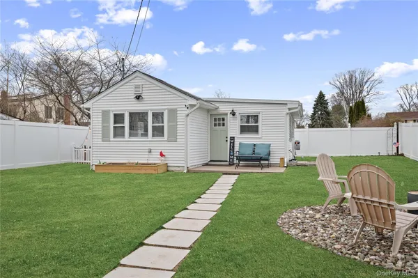 $449,999 | 333 Cass Street, Dix Hills, NY 11746