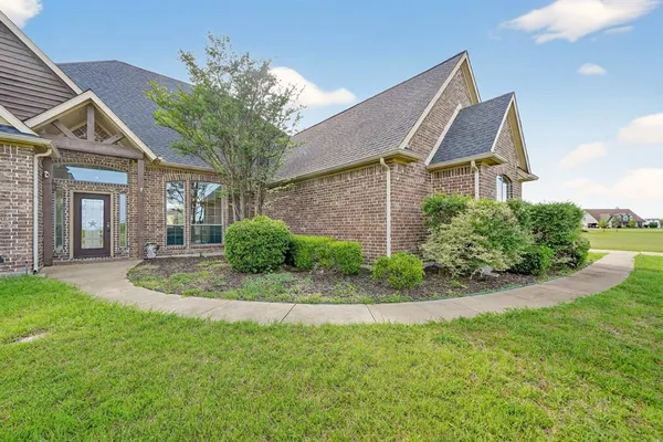 $725,000 | 200 Eagle Pass, Royse City, TX 75189
