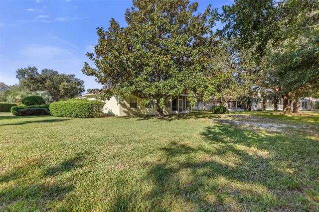 a view of a house with backyard and garden