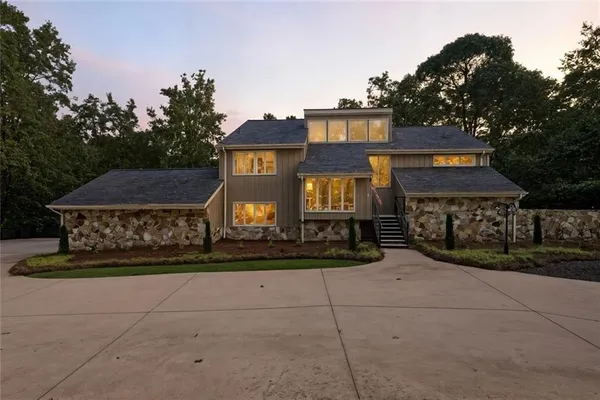 an aerial view of a houses with outdoor space and lake view