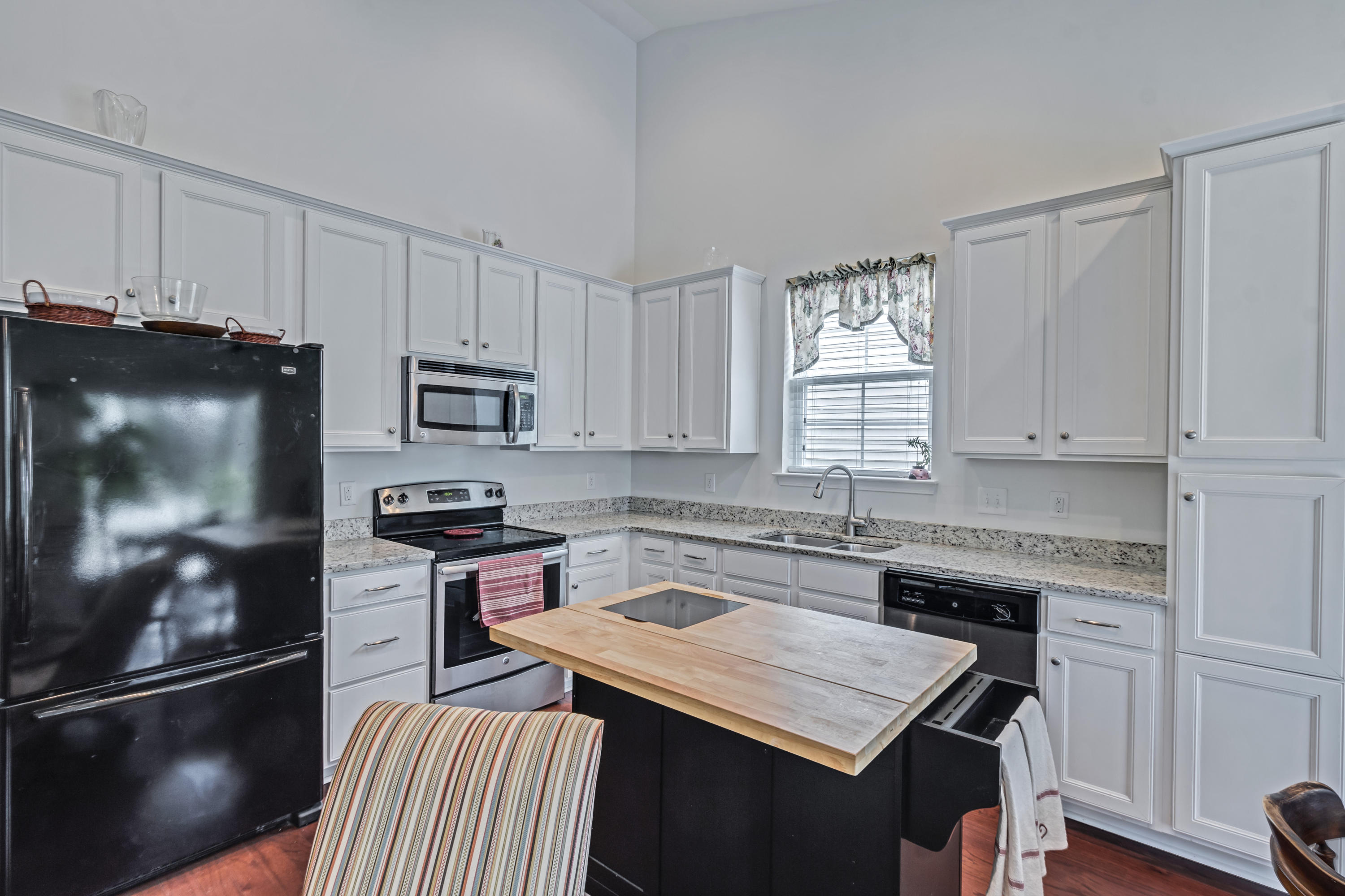 351 Spectrum Road Summerville, SC 29486 - Photo 5 of 32 27