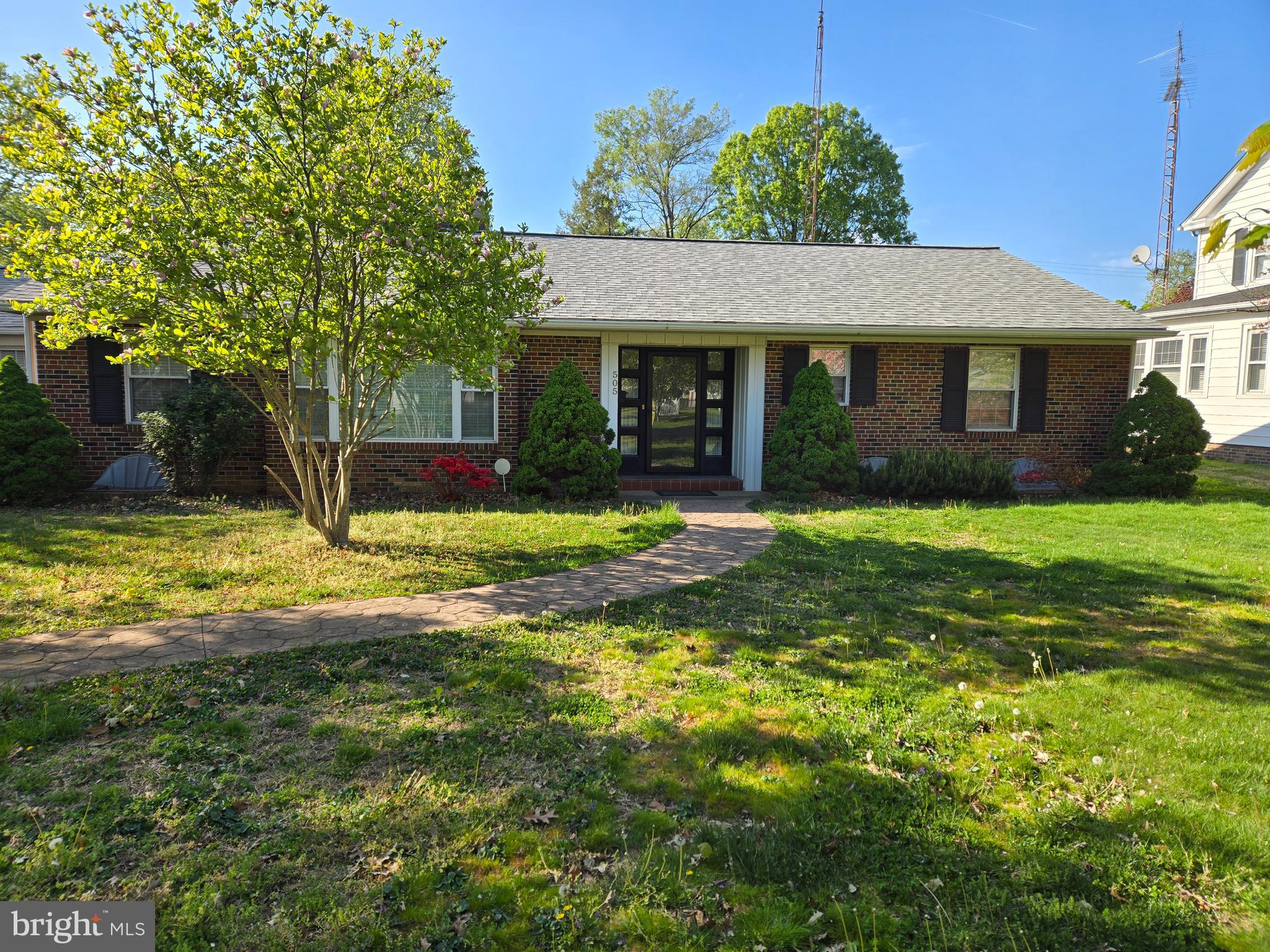 a view of a house with a yard