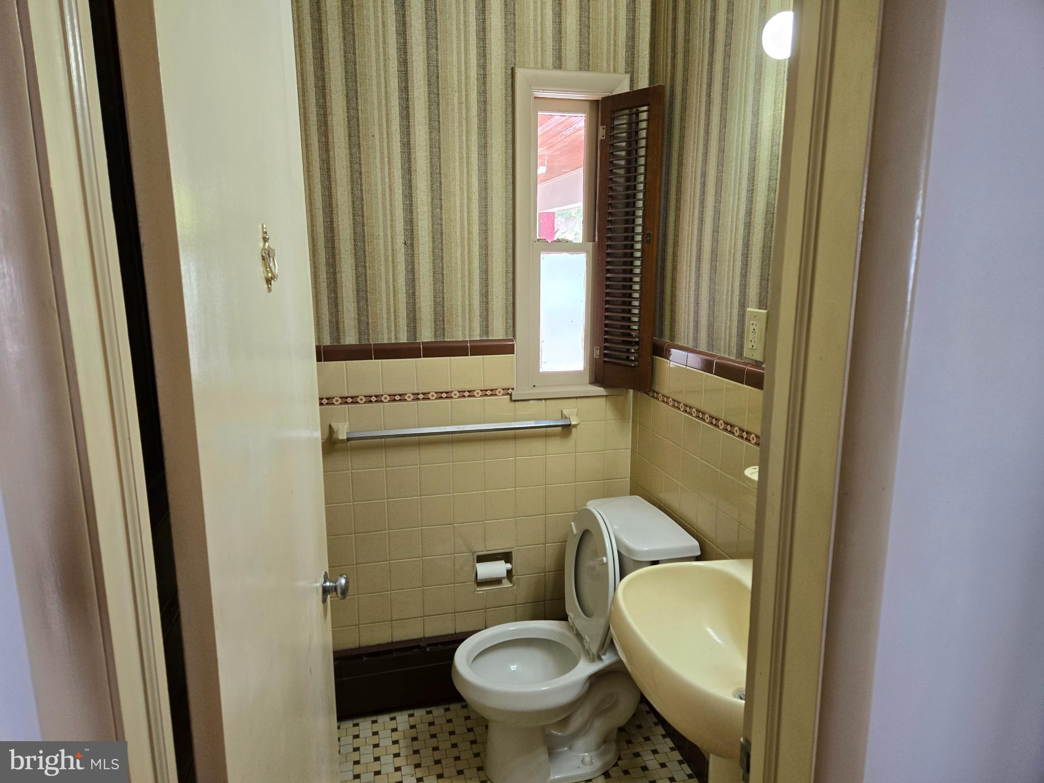 505 East Loockerman Street Dover, DE 19901 - Photo 15 of 38 a bathroom with a toilet and a sink