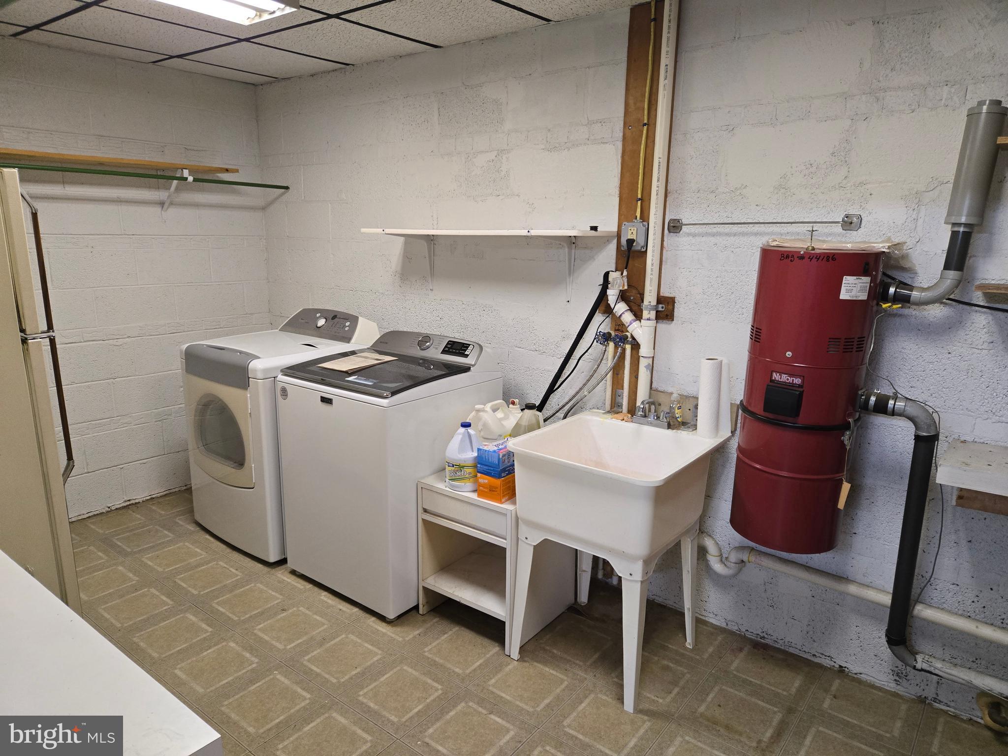 505 East Loockerman Street Dover, DE 19901 - Photo 28 of 38 a utility room with dryer and washer