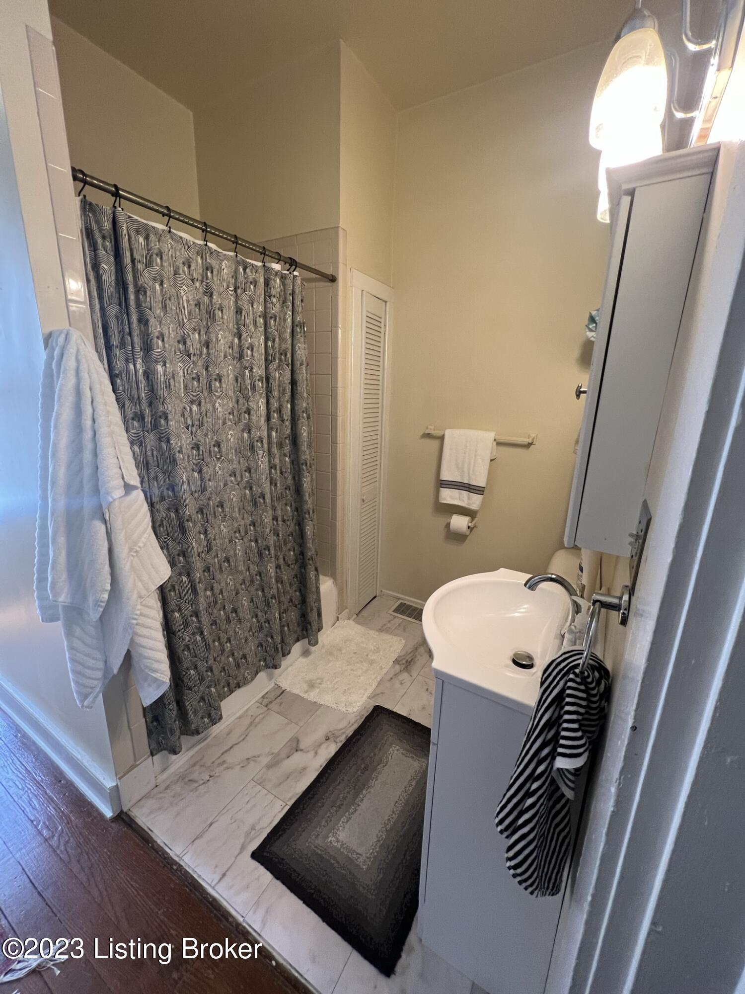 1016 R Cherokee Road Louisville, KY 40204 - Photo 15 of 26 Second floor bath
