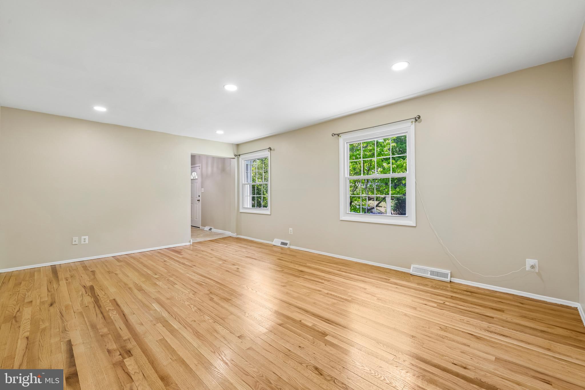 5233 Eliots Oak Road Columbia, MD 21044 - Photo 3 of 51 Living Room