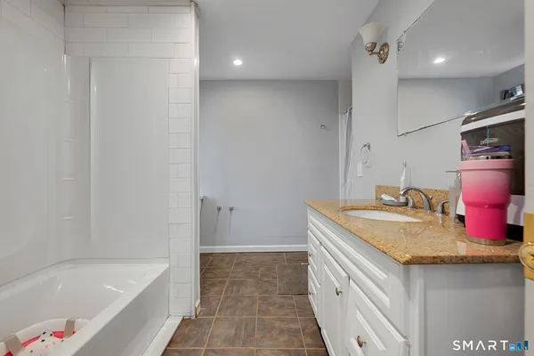 $749,999 | 186 South Main Street, Suffield, CT 06078