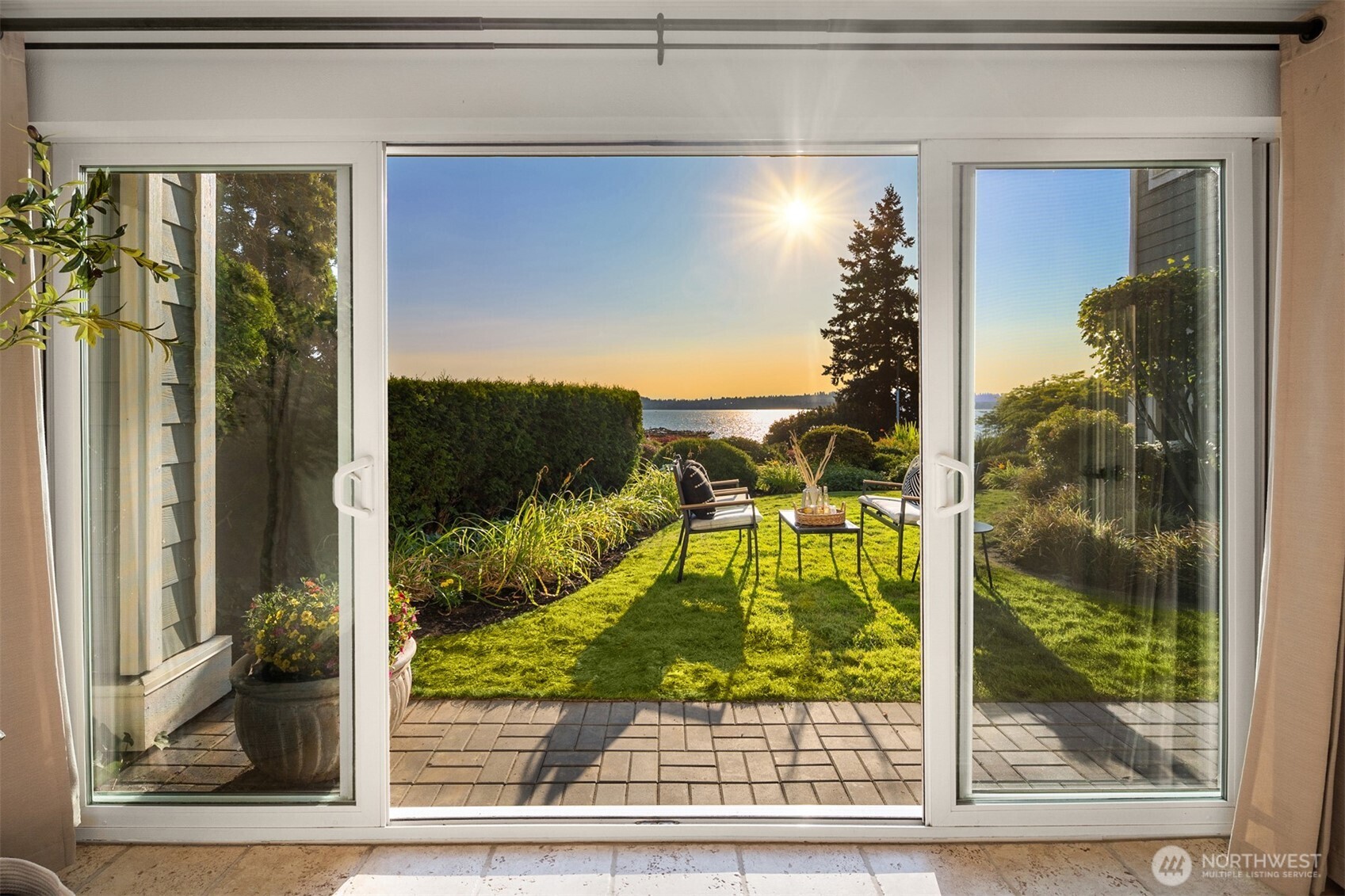 6620 Lake Washington Boulevard Northeast, Unit 101 Kirkland, WA 98033 - Photo 21 of 31 a view of a porch