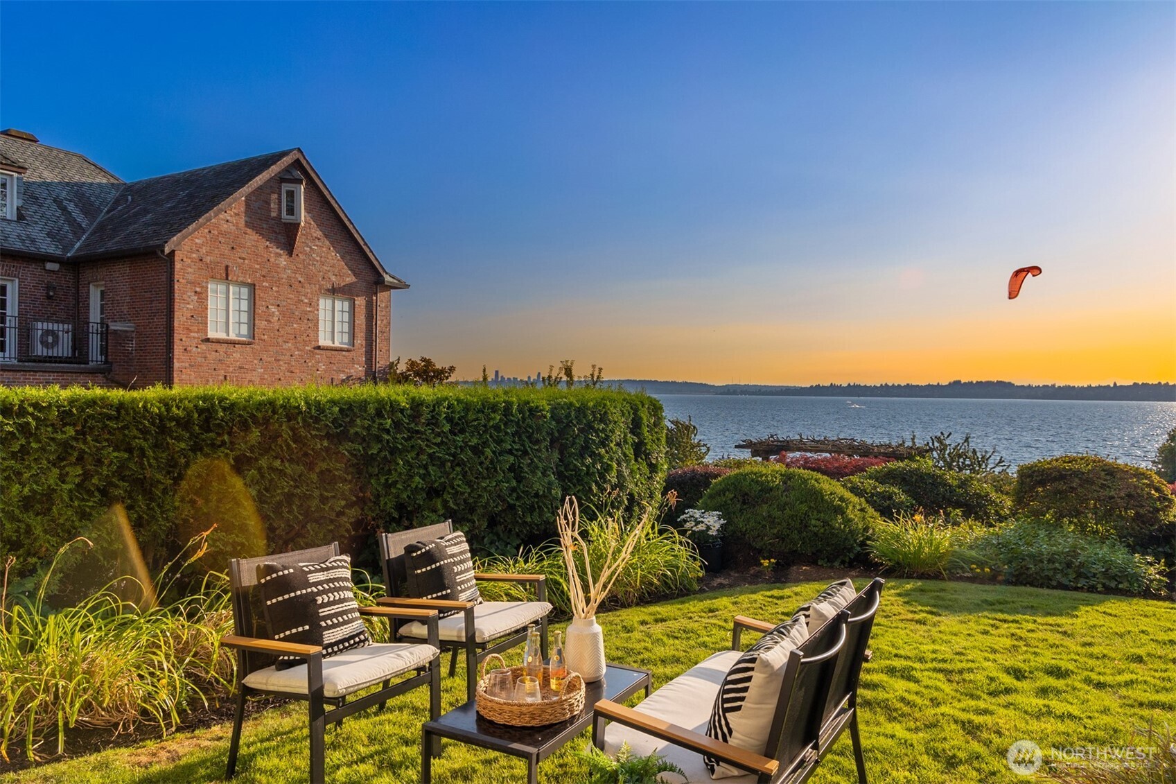 6620 Lake Washington Boulevard Northeast, Unit 101 Kirkland, WA 98033 - Photo 22 of 31 a view of a chairs and table in patio