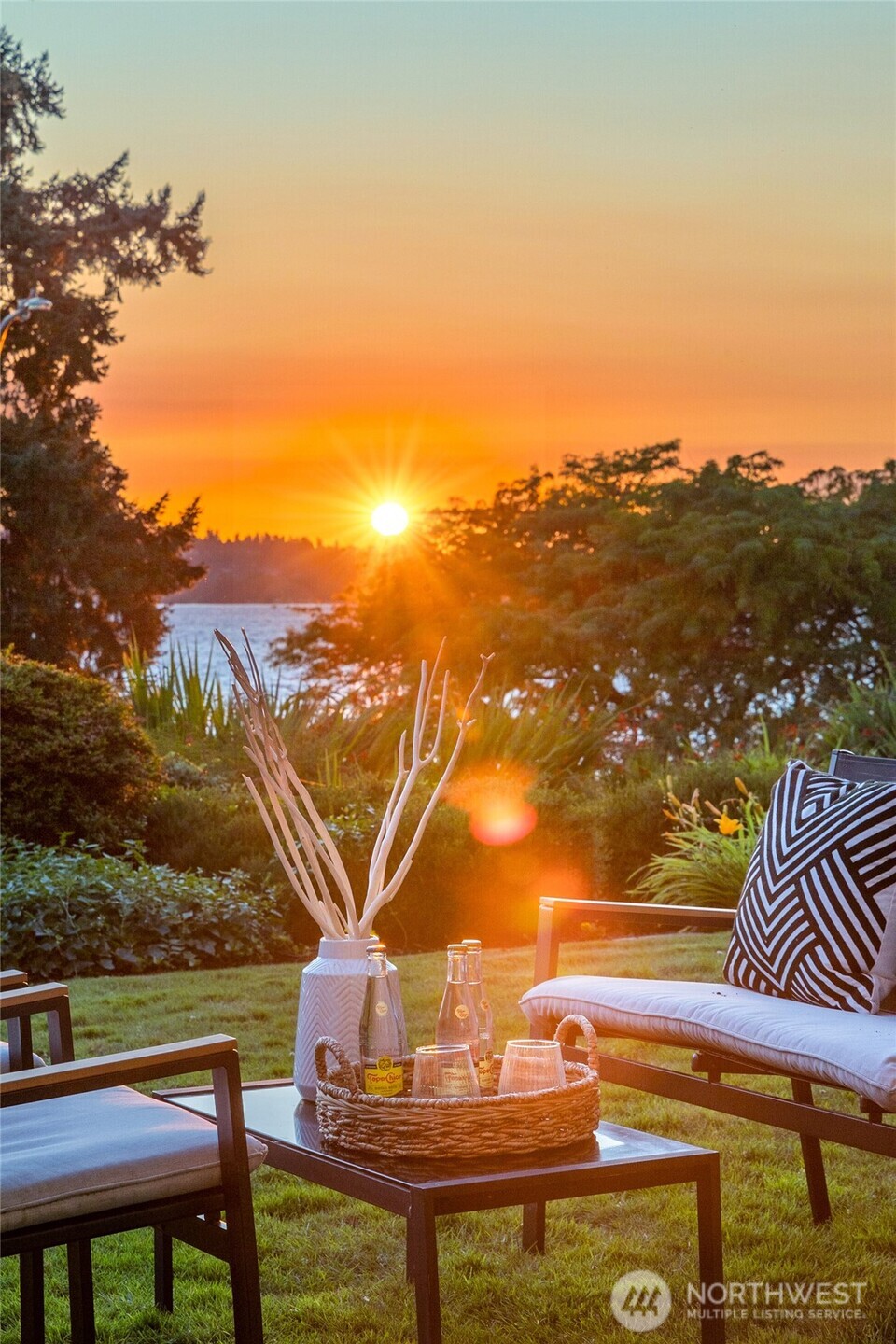 6620 Lake Washington Boulevard Northeast, Unit 101 Kirkland, WA 98033 - Photo 24 of 31 a view of a terrace with skyline