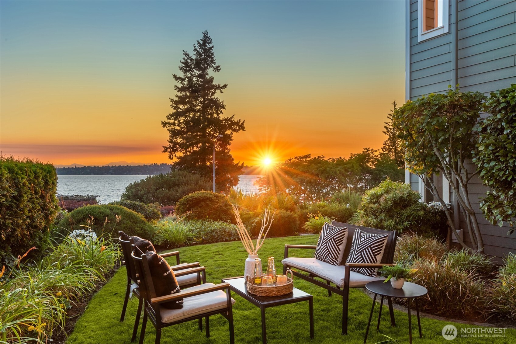 6620 Lake Washington Boulevard Northeast, Unit 101 Kirkland, WA 98033 - Photo 25 of 31 a view of a chairs and table in patio