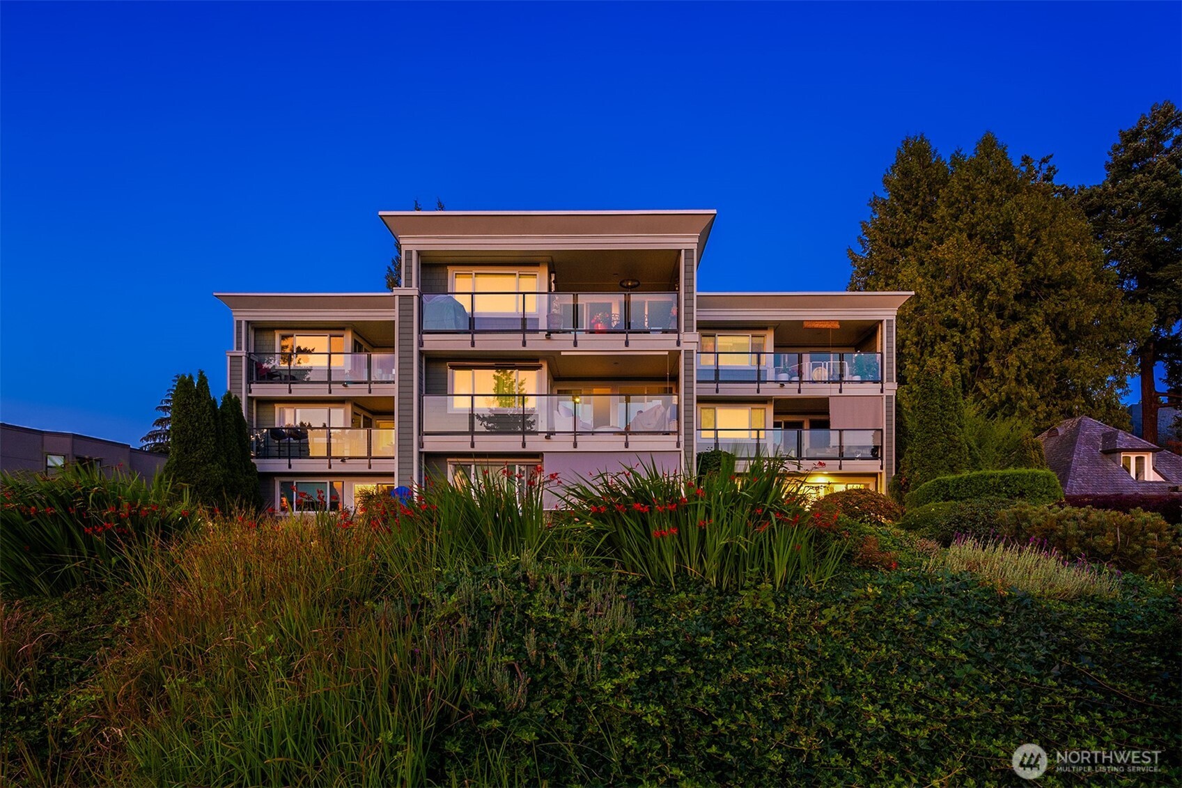 6620 Lake Washington Boulevard Northeast, Unit 101 Kirkland, WA 98033 - Photo 28 of 31 a view of a house with roof deck