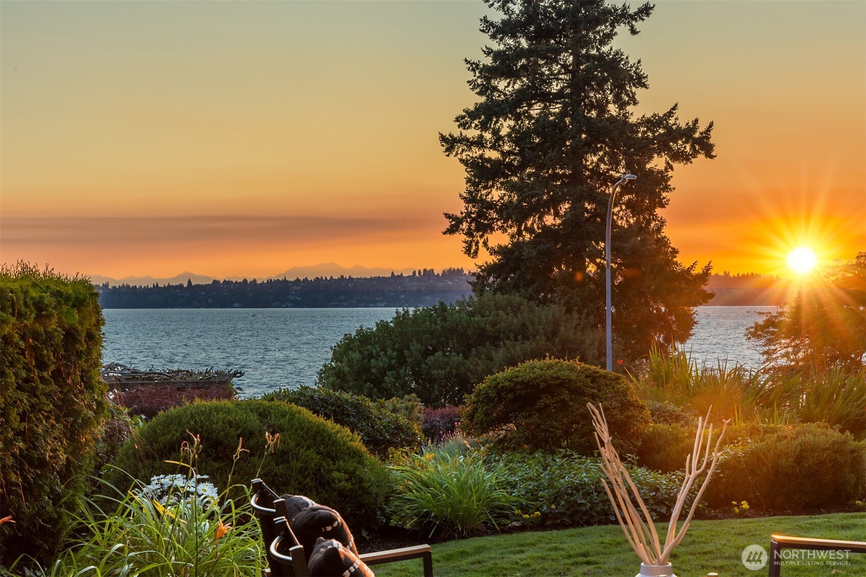6620 Lake Washington Boulevard Northeast, Unit 101 Kirkland, WA 98033 - Photo 3 of 31 a view of a garden