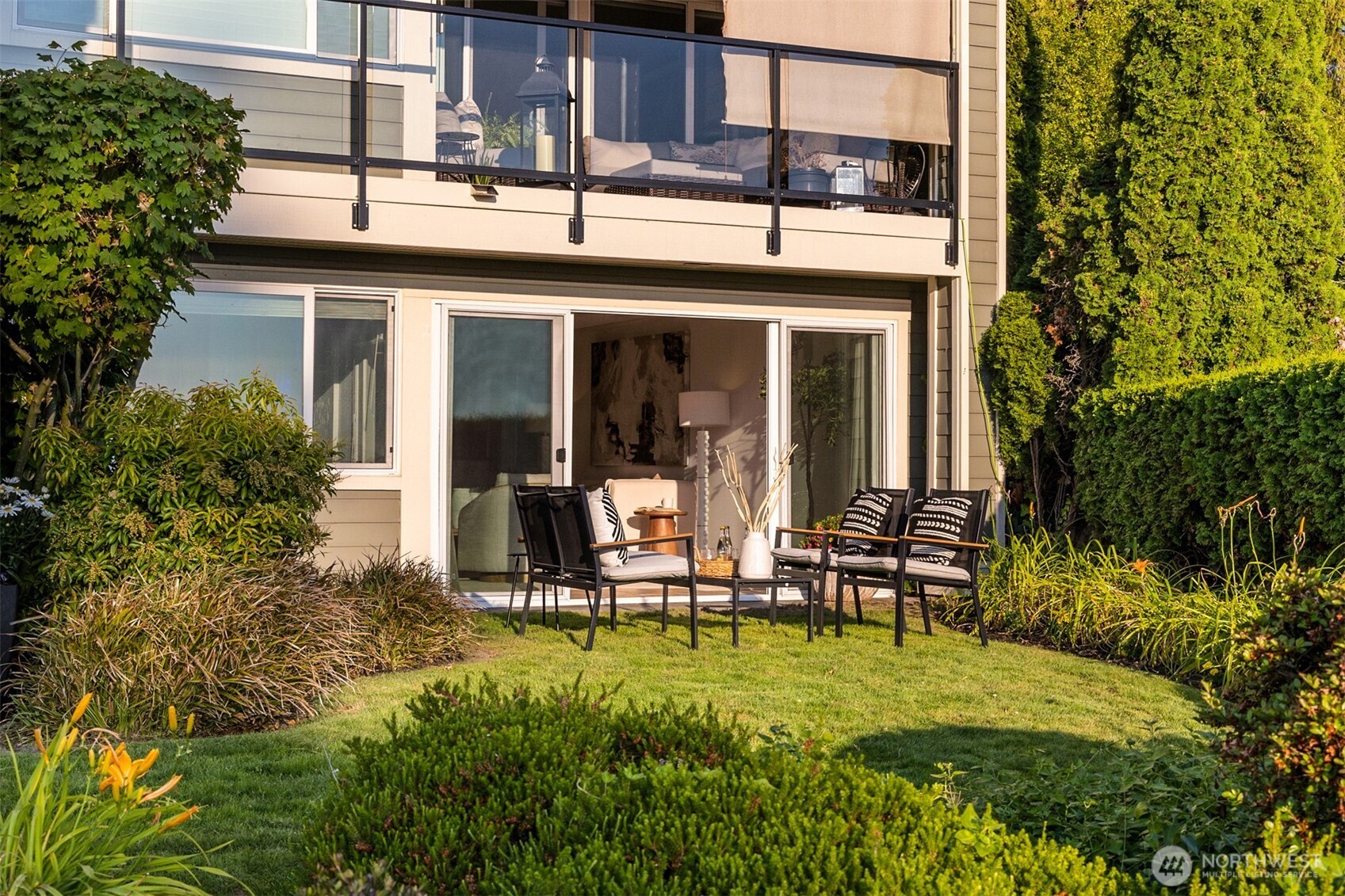 6620 Lake Washington Boulevard Northeast, Unit 101 Kirkland, WA 98033 - Photo 31 of 31 front view of a house with a yard