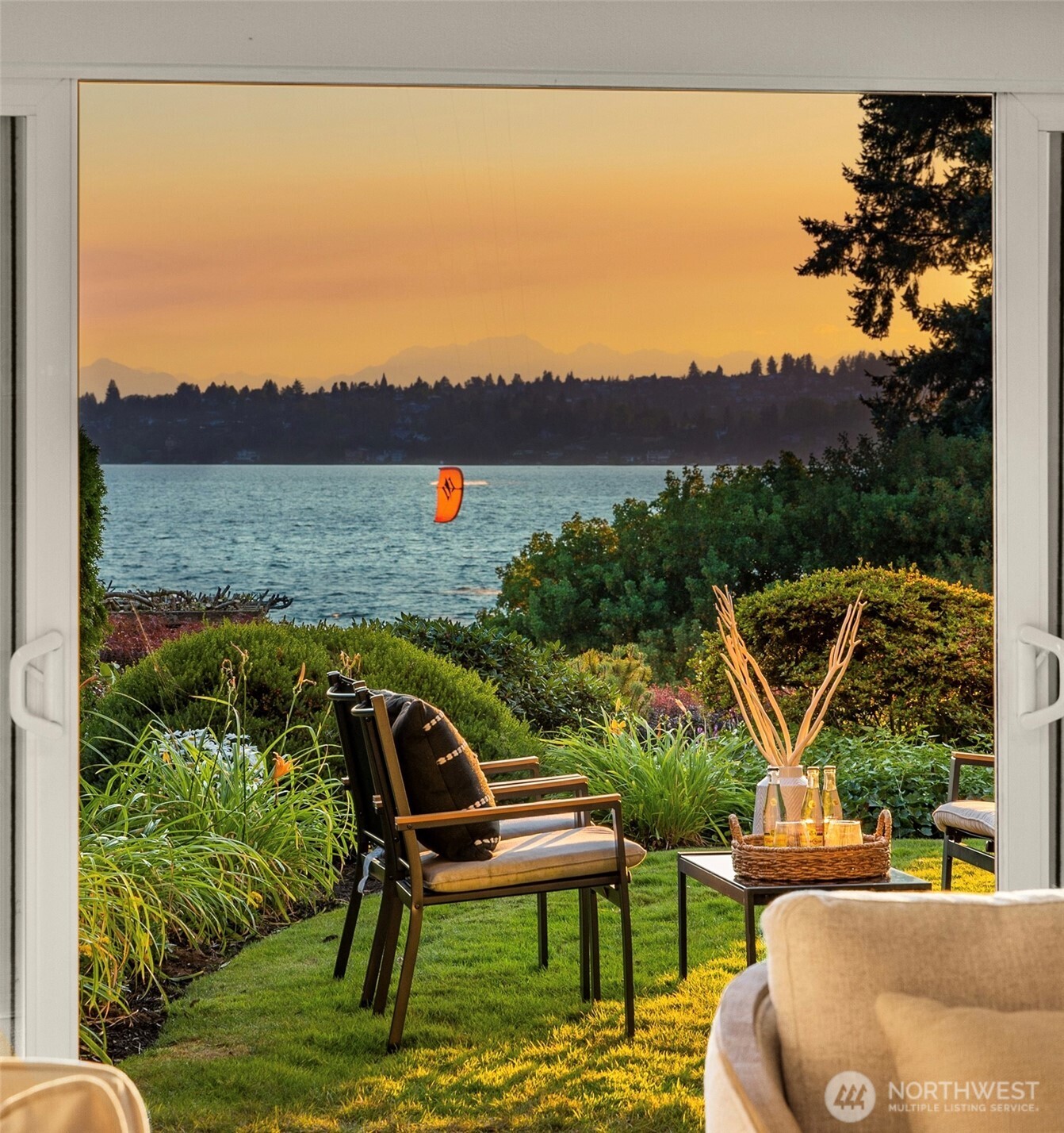6620 Lake Washington Boulevard Northeast, Unit 101 Kirkland, WA 98033 - Photo 4 of 31 a view of a chairs and table in the patio