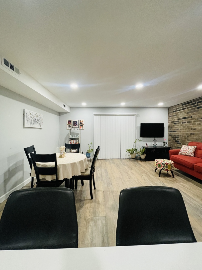 126 South La Londe Avenue, Unit 2B Addison, IL 60101 - Photo 8 of 15