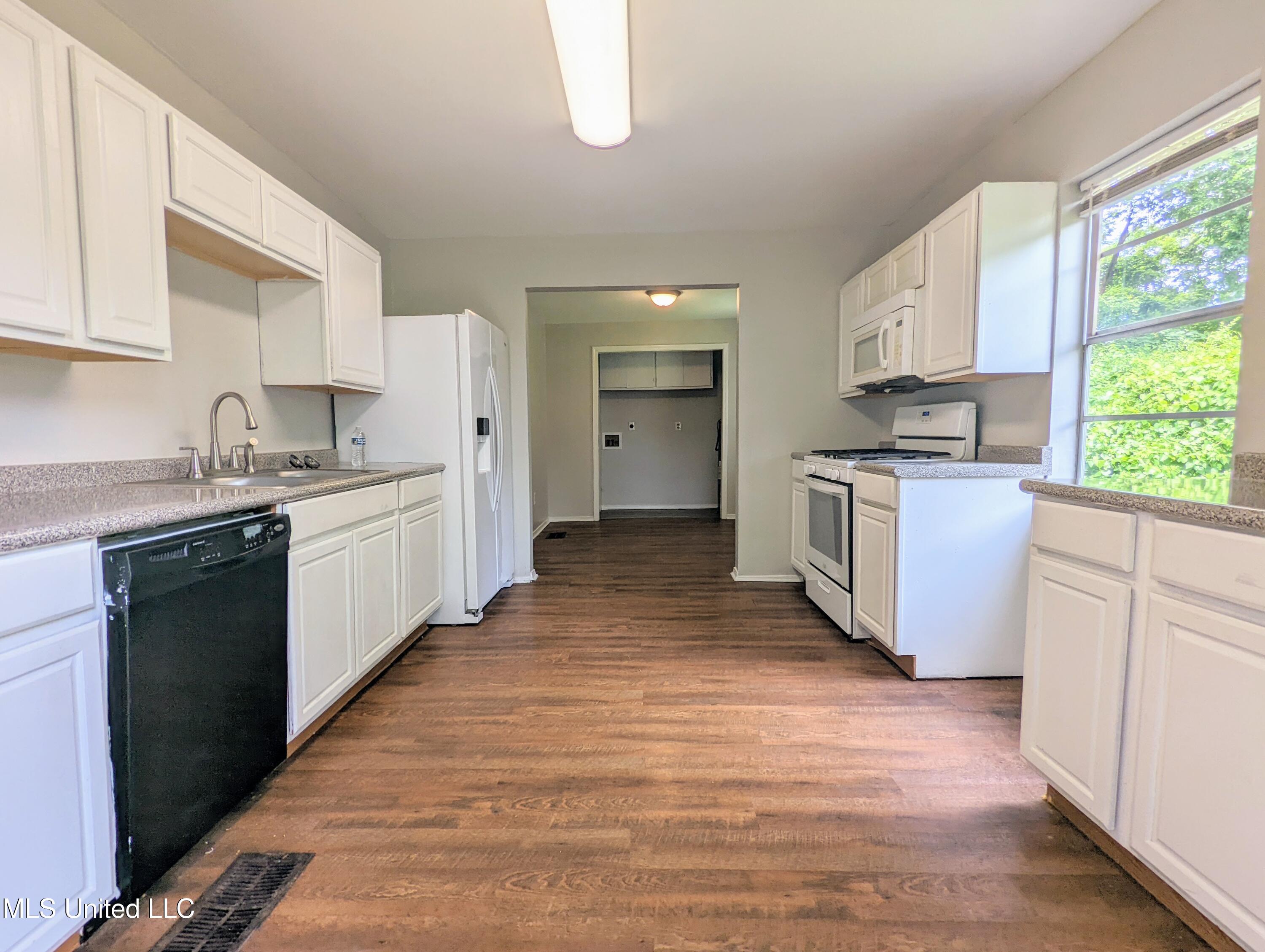 9816 Goodman Road Olive Branch, MS 38654 - Photo 11 of 15 PXL_20250613_164349447