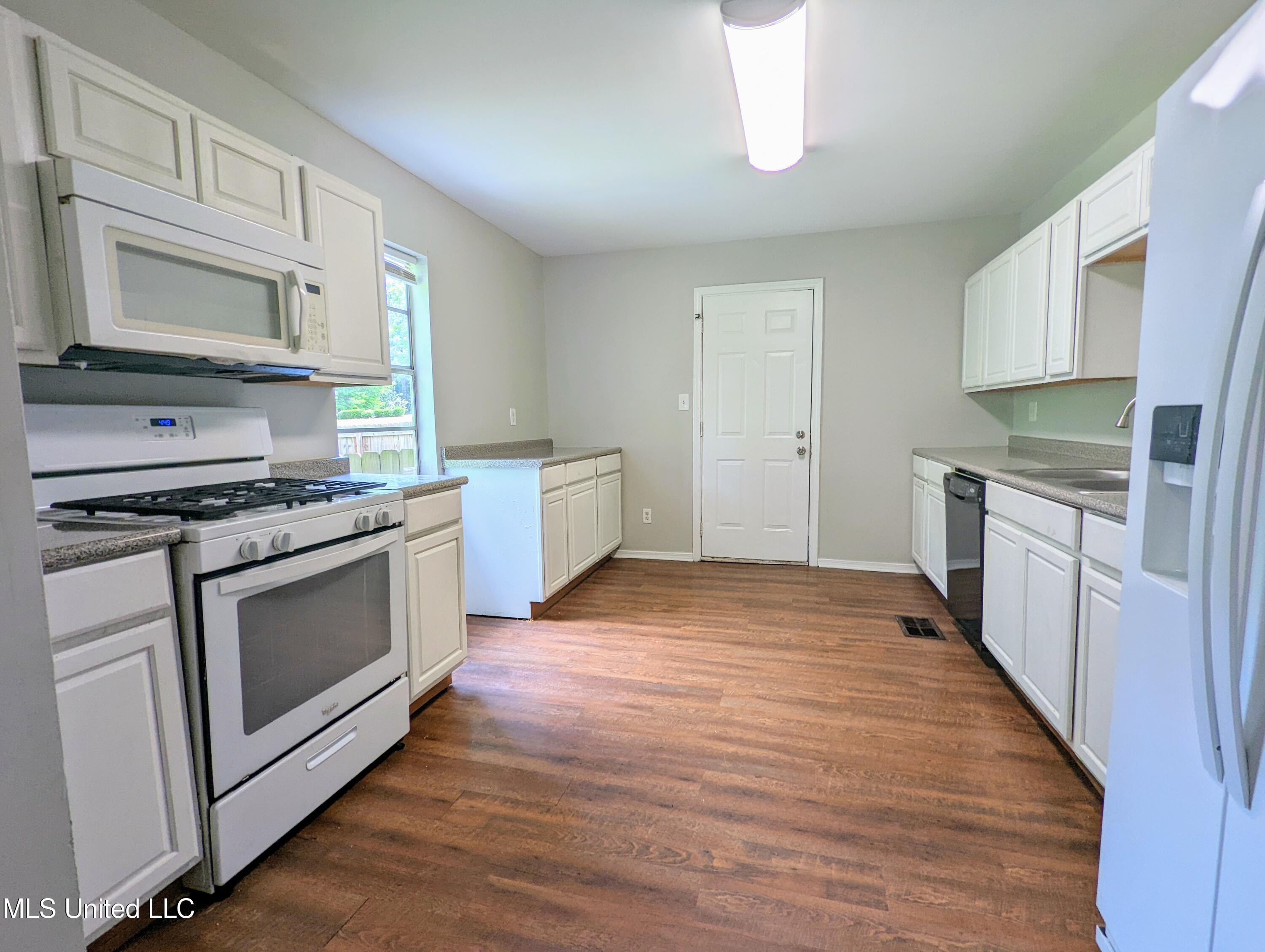 9816 Goodman Road Olive Branch, MS 38654 - Photo 10 of 15 PXL_20250613_164323492