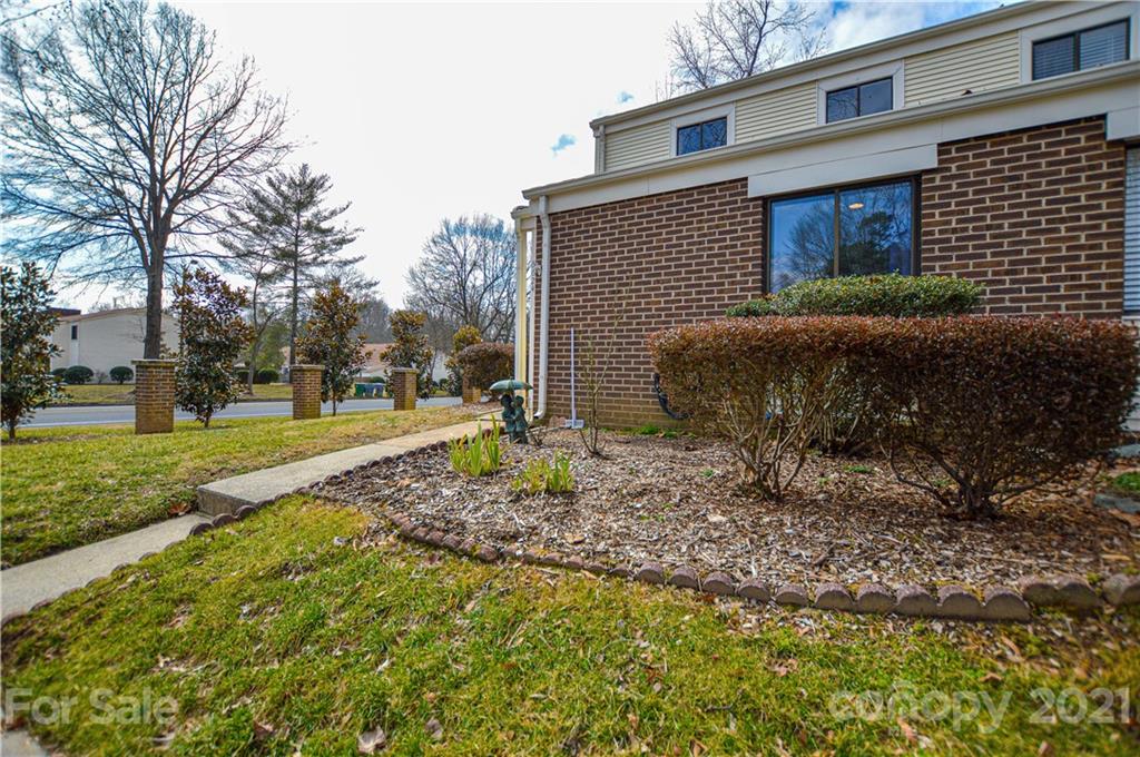 6624 Thermal Road Charlotte, NC 28211 - Photo 3 of 32 Gallery Image 3