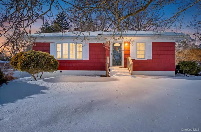 a view of entryway with a yard