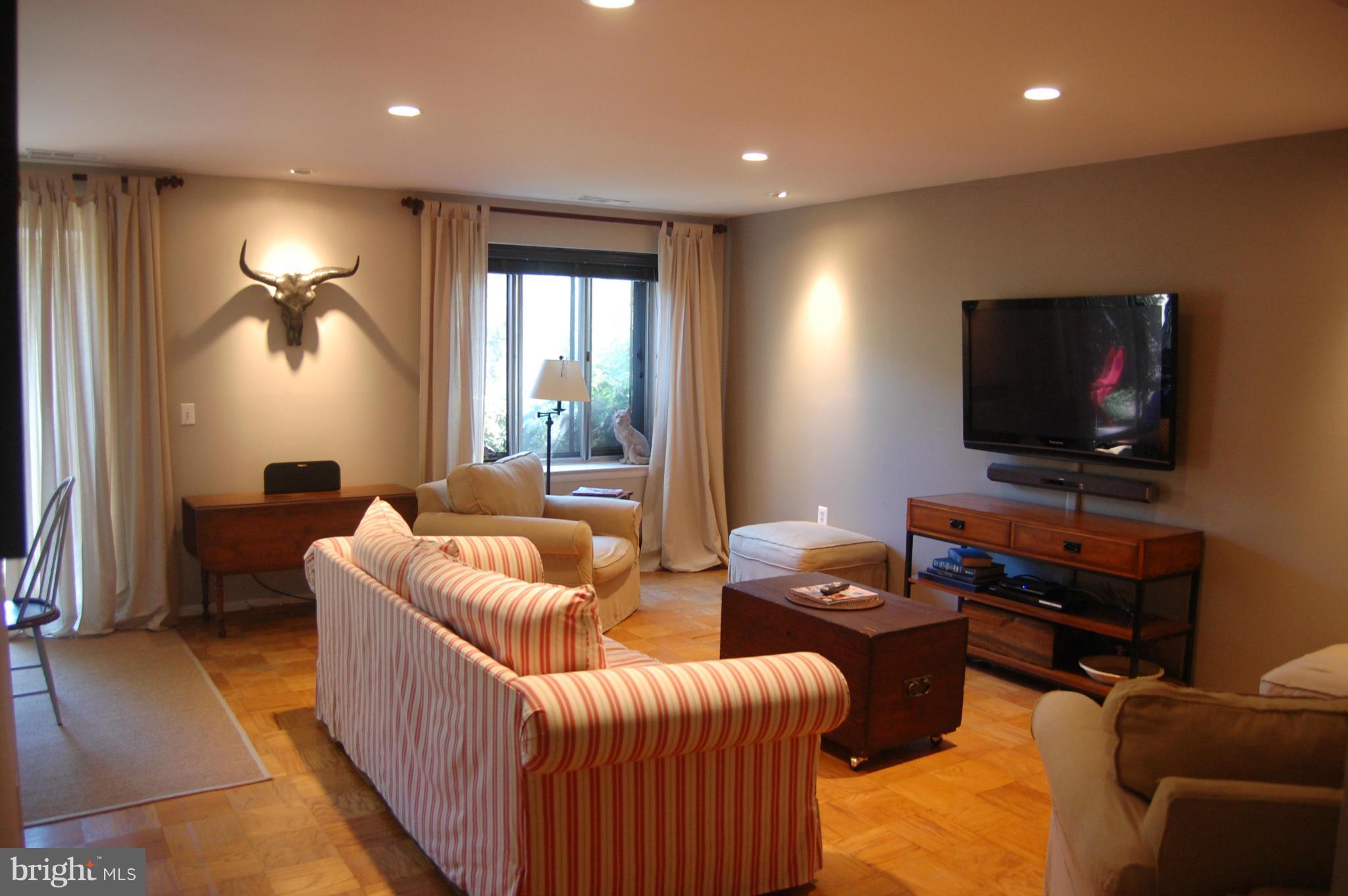 113 Cross Keys Road, Unit R113B Baltimore, MD 21210 - Photo 7 of 12 Living Room