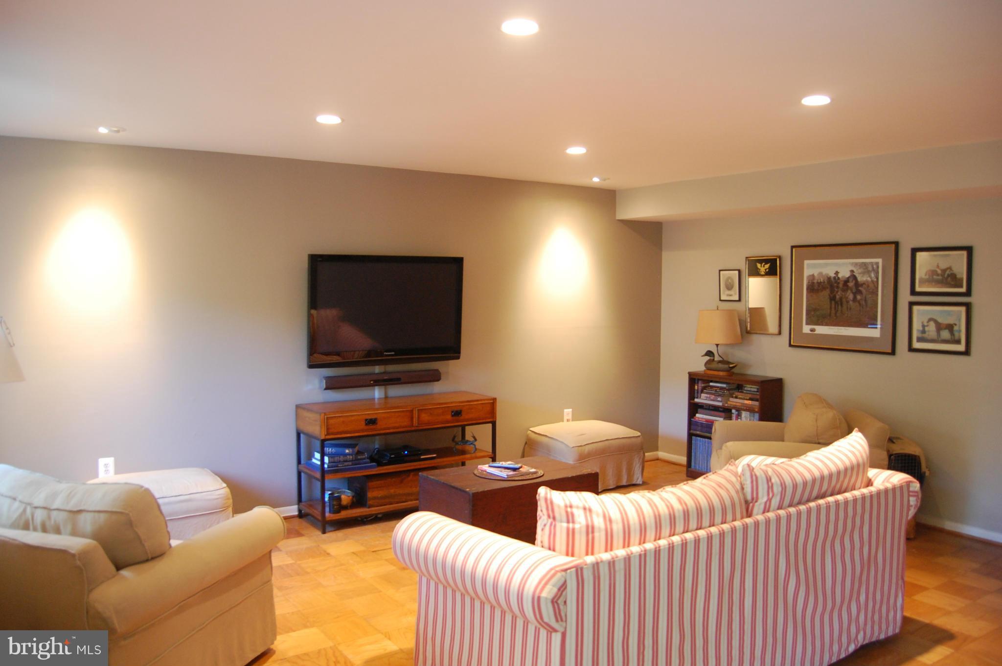 113 Cross Keys Road, Unit R113B Baltimore, MD 21210 - Photo 8 of 12 Living Room