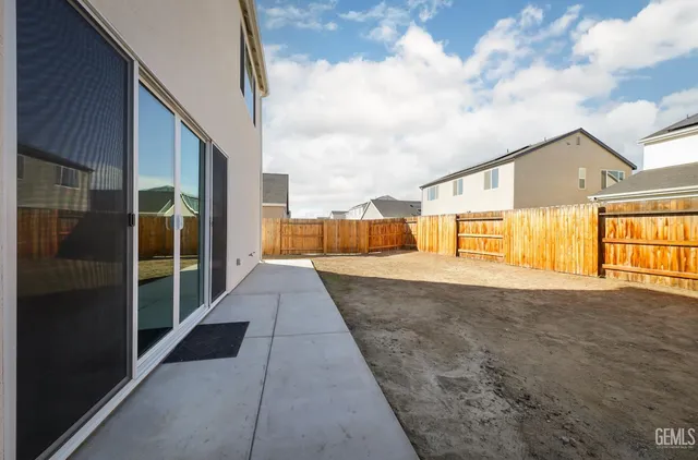 a view of an house with backyard