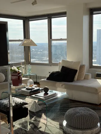 $189,000 | 3900 North Lake Shore Drive, Unit 20E, Chicago, IL 60613