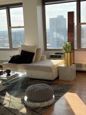 $189,000 | 3900 North Lake Shore Drive, Unit 20E, Chicago, IL 60613