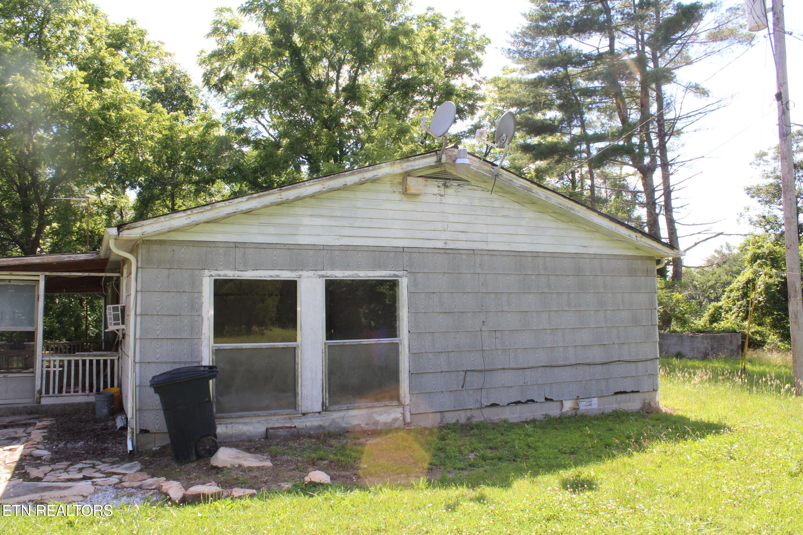 704 Annadel Road Lancing, TN 37770 - Photo 2 of 39 002