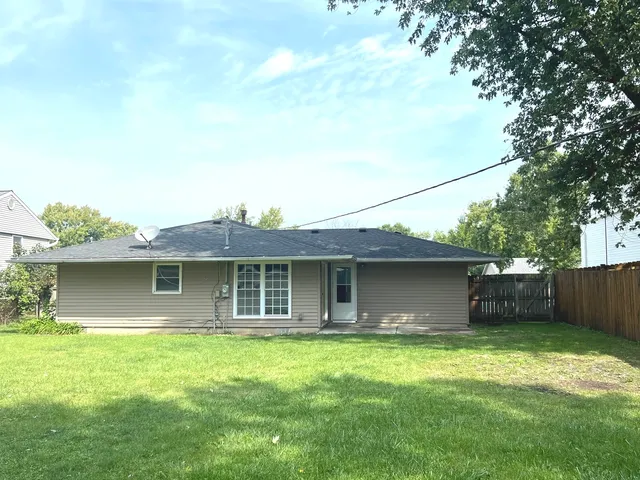 $2,500 | 703 Wicker Avenue, Streamwood, IL 60107