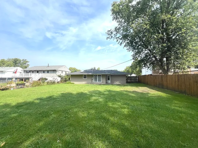 $2,500 | 703 Wicker Avenue, Streamwood, IL 60107