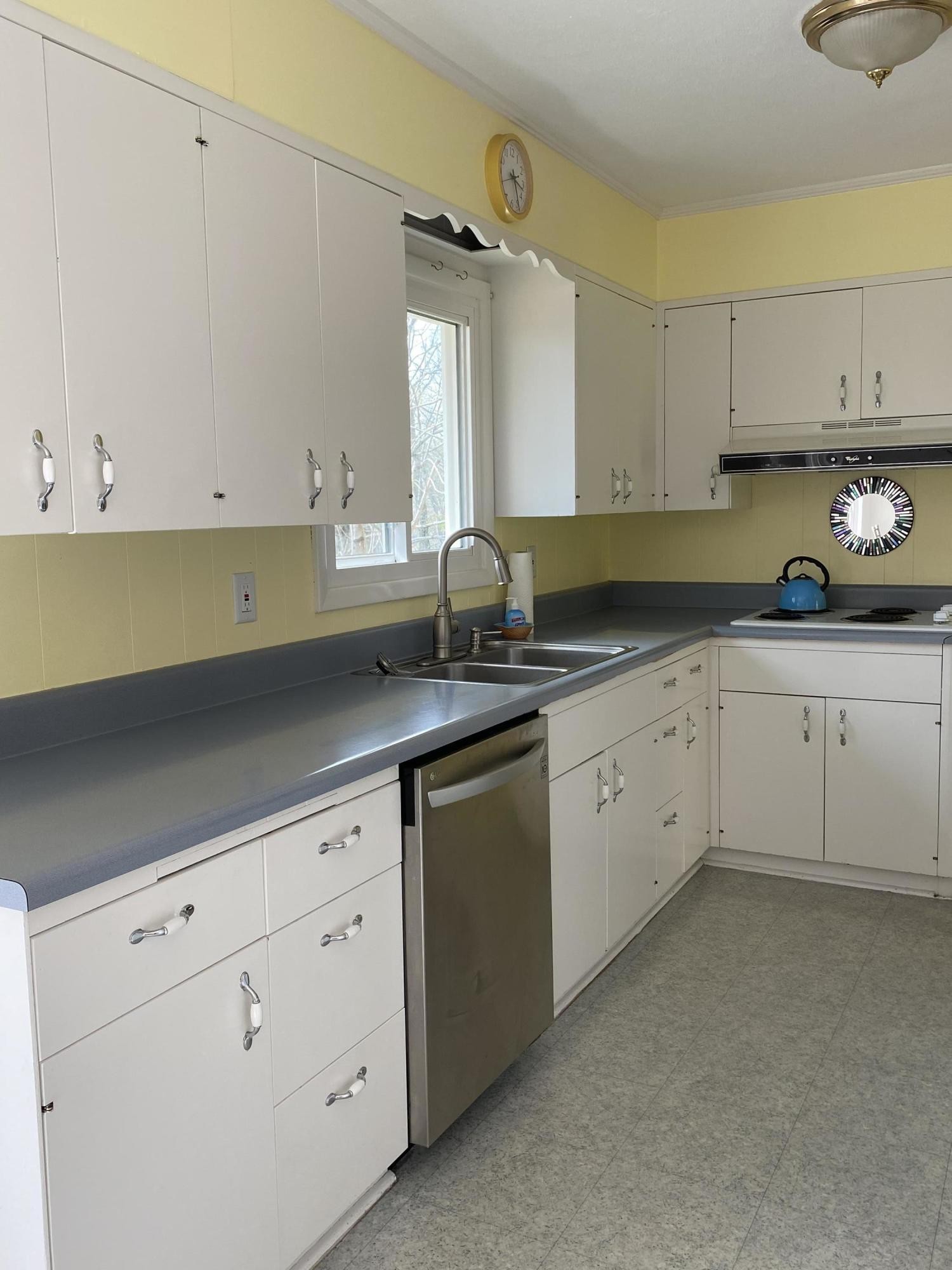 107 Morgan Road Oak Ridge, TN 37830 - Photo 6 of 24 a kitchen with cabinets appliances and a sink