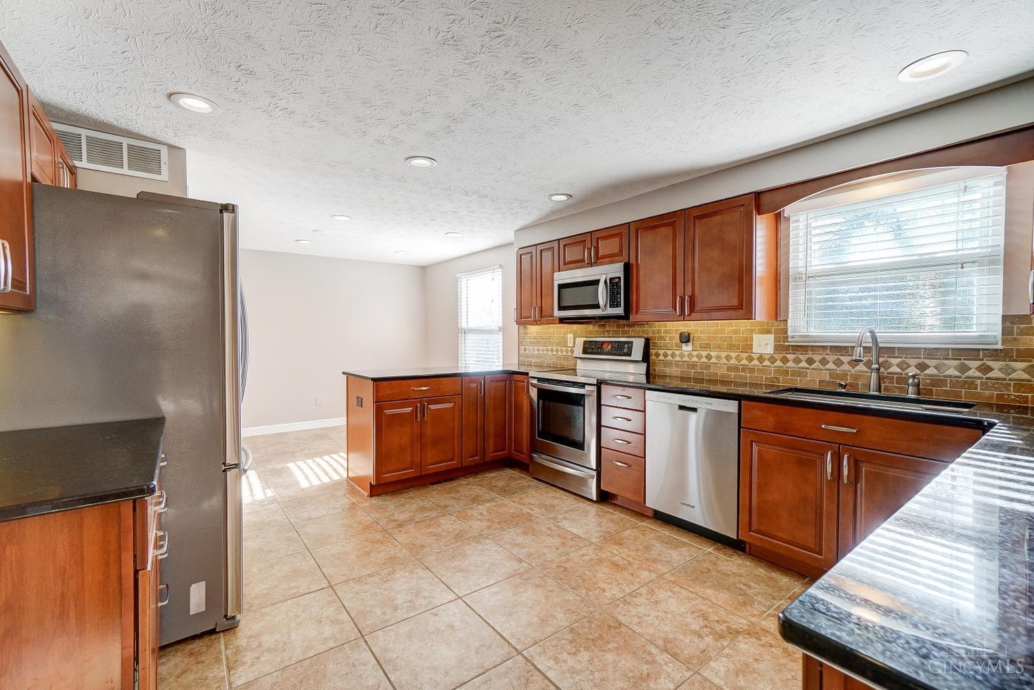 2497 Crest Road Cincinnati, OH 45231 - Photo 17 of 30