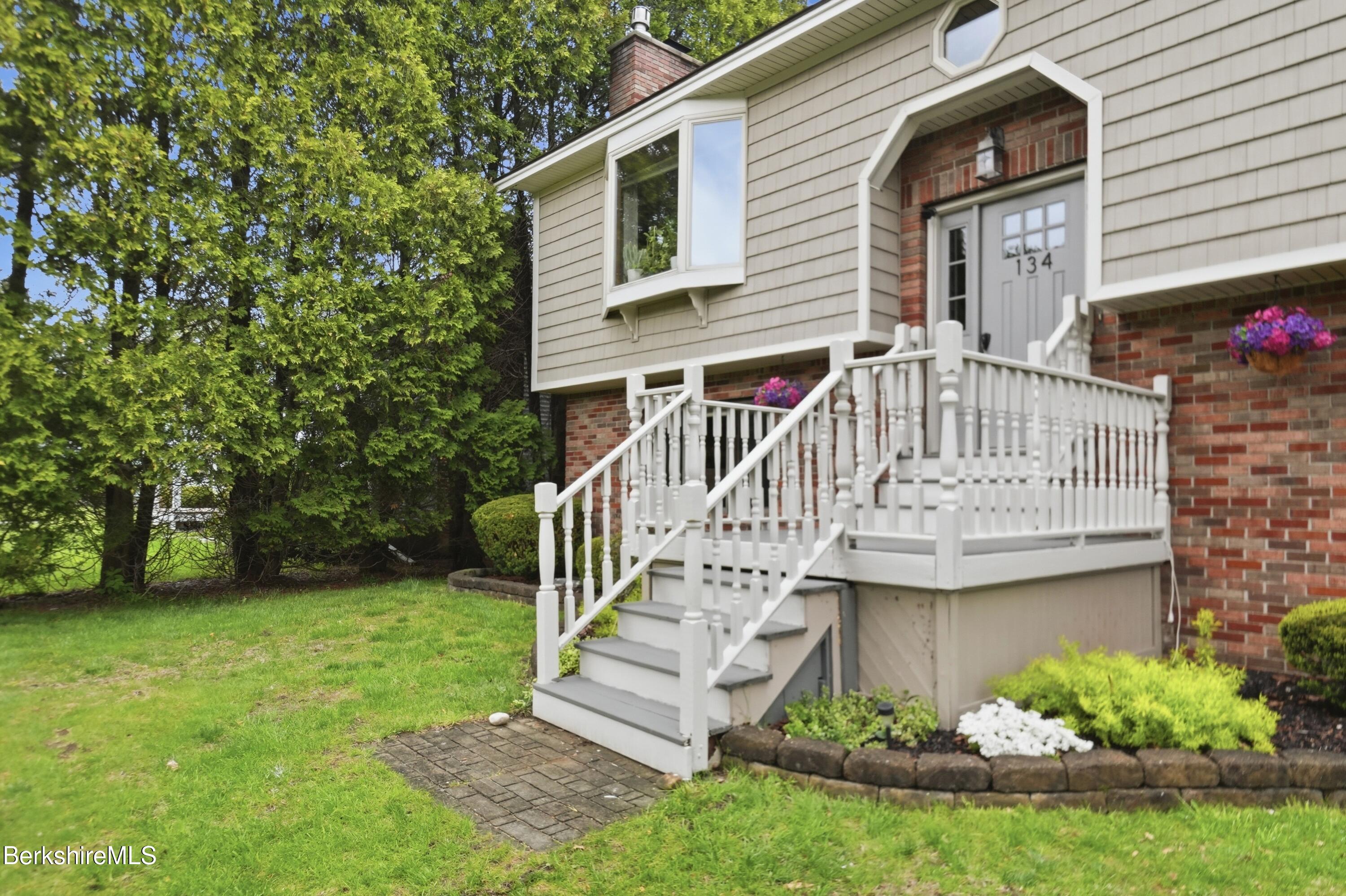 134 Oak Hill Road Pittsfield, MA 01201 - Photo 4 of 66 Front Entrance