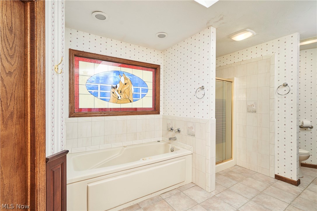 535 Crystal Lake Road Akron, OH 44333 - Photo 19 of 40 Primary Bath with custom stained glass window over soaking tub