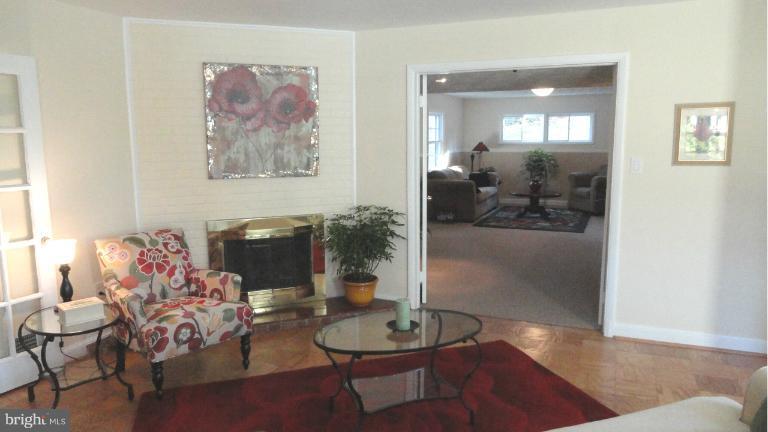 6205 Arkendale Road Alexandria, VA 22307 - Photo 3 of 26 Living Room