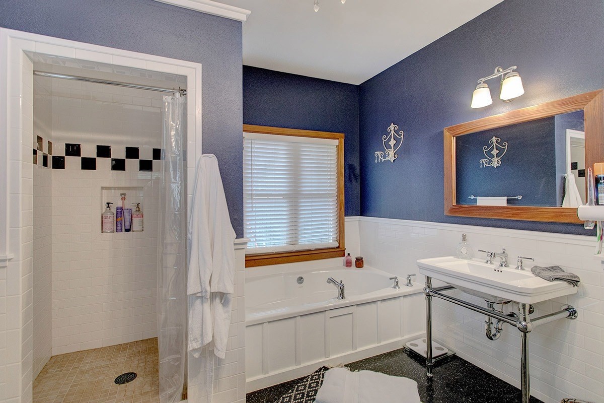 19-4242 Wright Road Volcano, HI 96785 - Photo 21 of 30 a bathroom with a sink a tub and a mirror
