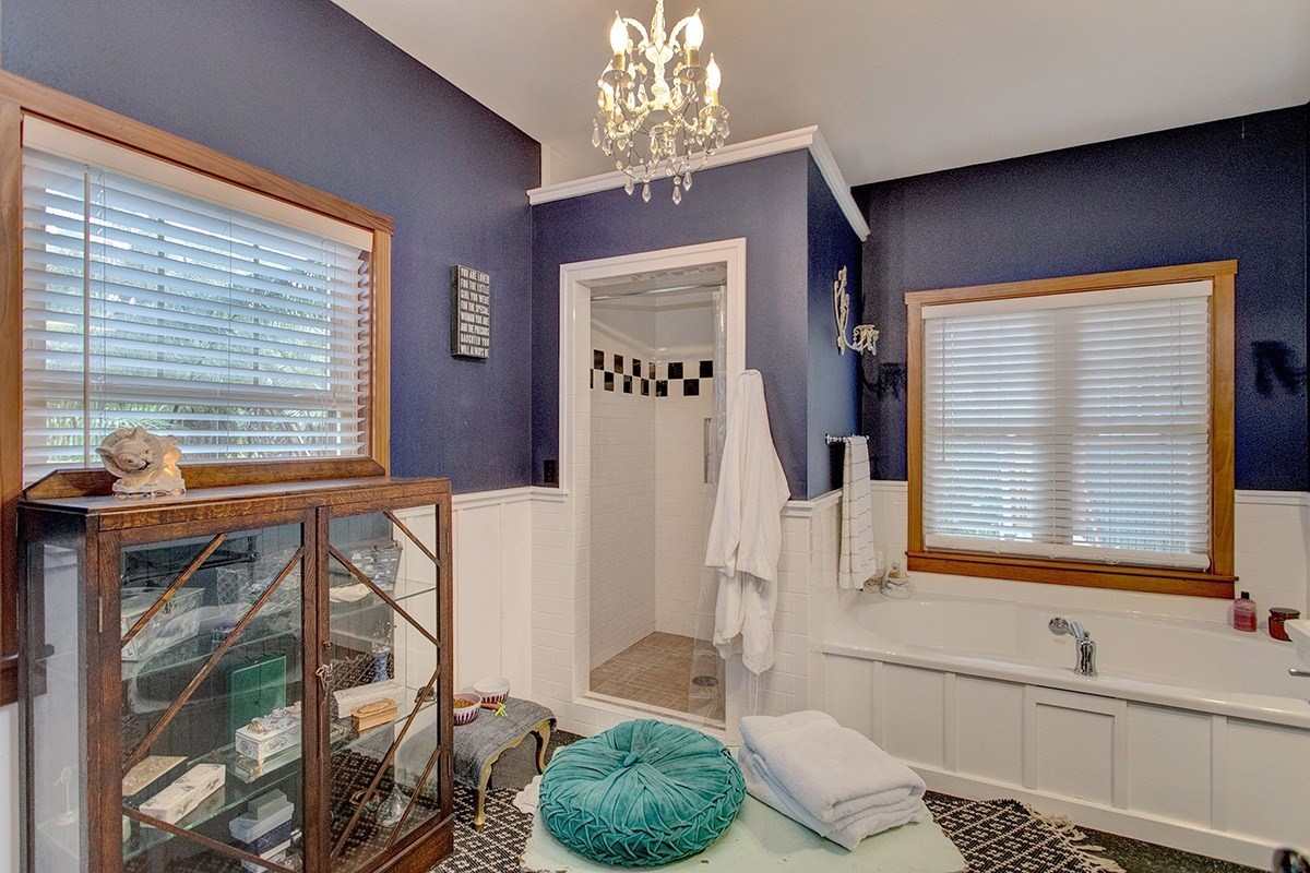 19-4242 Wright Road Volcano, HI 96785 - Photo 22 of 30 a bathroom with a tub sink and mirror