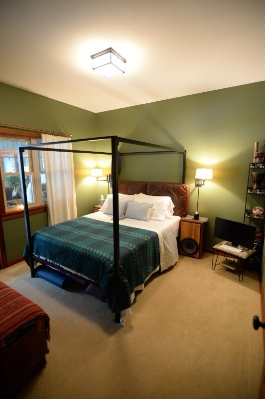 19-4242 Wright Road Volcano, HI 96785 - Photo 25 of 30 a bedroom with a bed a lamp and a potted plant on the dresser