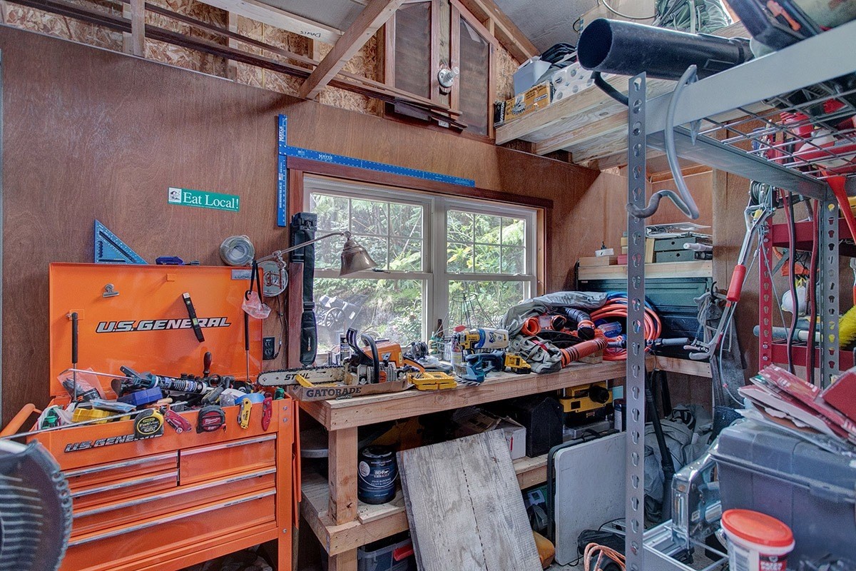 19-4242 Wright Road Volcano, HI 96785 - Photo 26 of 30 a view of a chairs and table in a patio