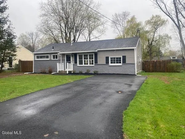 $299,900 | 13 Winslow Drive, Colonie, NY 12309