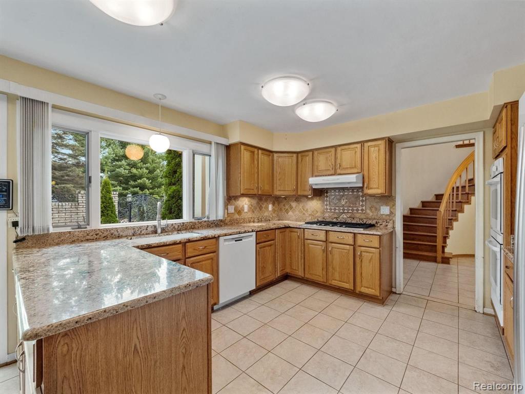 4748 South Valleyview Road West Bloomfield, MI 48323 - Photo 4 of 37