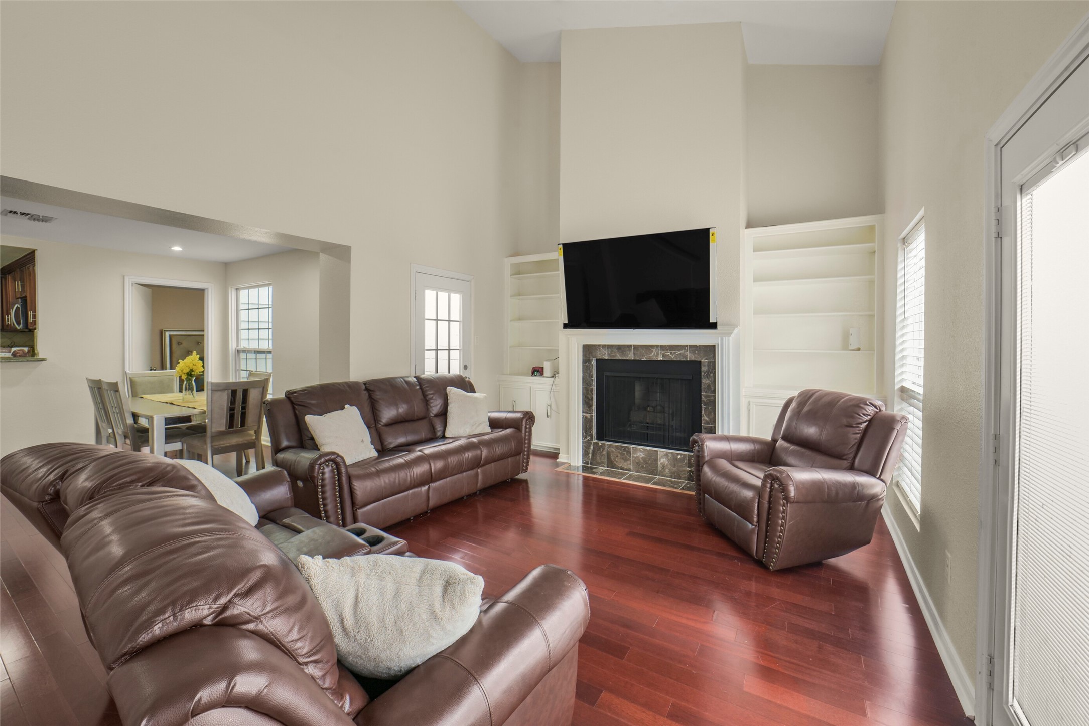 5707 Innsbruck Street Bellaire, TX 77401 - Photo 17 of 35 Bright and spacious, perfect for modern living.